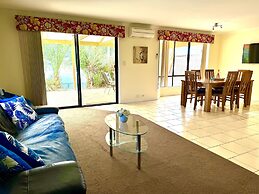 Lakeside Getaway - 4BR Jetty Wi-fi Waterfront