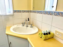 Lakeside Getaway - 4BR Jetty Wi-fi Waterfront
