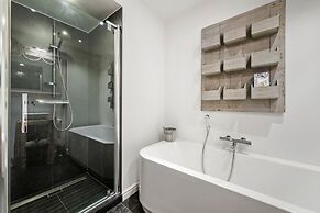 Luxury 4-bedroom Apartment With Large Terrace