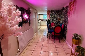 1 Bed Flat - Sleeps 5 - Pet Friendly - Parking