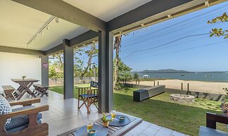 6BR Beachfront Home in Bombinhas Abm0101