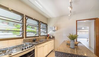 6BR Beachfront Home in Bombinhas Abm0101
