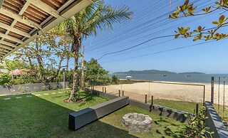 6BR Beachfront Home in Bombinhas Abm0101