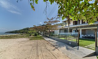 6BR Beachfront Home in Bombinhas Abm0101