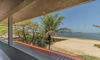 6BR Beachfront Home in Bombinhas Abm0101