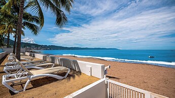 Stylish Beachfront 2BR - Balcony & Pools