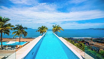 Stylish Beachfront 2BR - Balcony & Pools