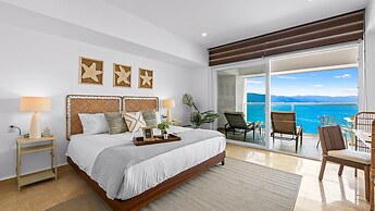 Stylish Beachfront 2BR - Balcony & Pools