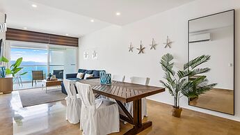 Stylish Beachfront 2BR - Balcony & Pools