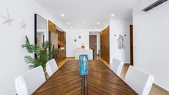 Stylish Beachfront 2BR - Balcony & Pools