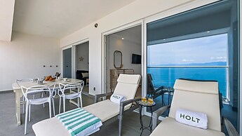Stylish Beachfront 2BR - Balcony & Pools