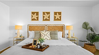 Stylish Beachfront 2BR - Balcony & Pools