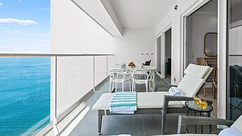 Stylish Beachfront 2BR - Balcony & Pools