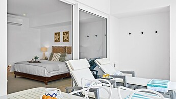 Stylish Beachfront 2BR - Balcony & Pools
