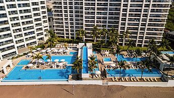 Stylish Beachfront 2BR - Balcony & Pools
