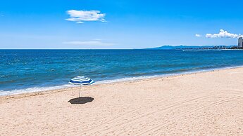 Stylish Beachfront 2BR - Balcony & Pools
