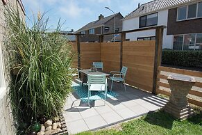 Modern 4-person Bungalow Near Beach