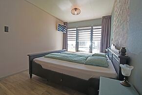 Modern 4-person Bungalow Near Beach