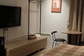 The Train Street Residence Ly Nam De
