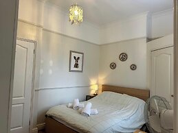Stunning 1-bed Flat W/seaview, Garden Pet Friendly