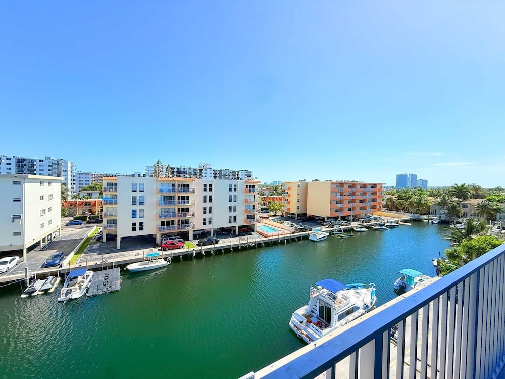 Top Location Waterfront Balcony Dream