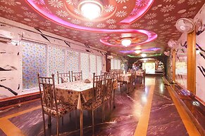 Fabhotel Rahi Crown