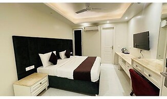 Fabhotel Lands Inn