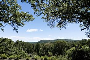 Catskill Estate w Epic Views hot tub