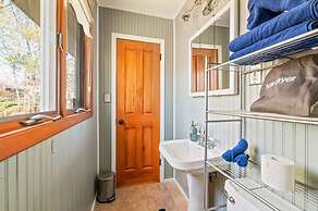 HV Spacious Retreat Sleeps 13 w Hot Tub