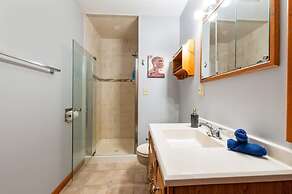 HV Spacious Retreat Sleeps 13 w Hot Tub