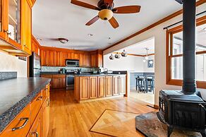 HV Spacious Retreat Sleeps 13 w Hot Tub