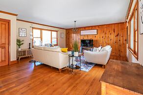 HV Spacious Retreat Sleeps 13 w Hot Tub