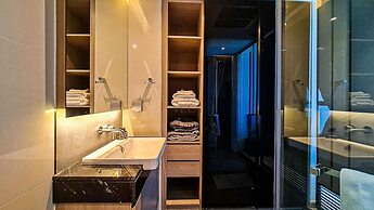 Stunning Sea View Condo -next To Beach