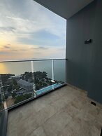 Stunning Sea View Condo -next To Beach