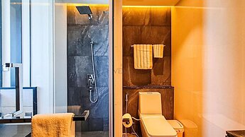 Stunning Sea View Condo -next To Beach