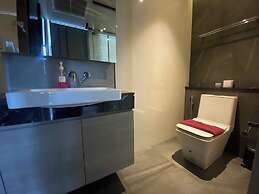 Stunning Sea View Condo -next To Beach