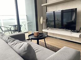 Stunning Sea View Condo -next To Beach