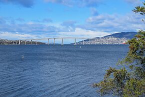 Waterfront Home - Gorgeous Views - 2 Bed