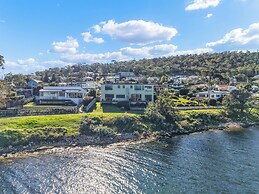 Waterfront Home - Gorgeous Views - 2 Bed