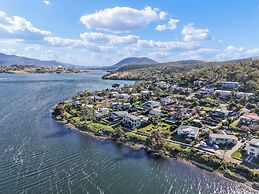 Waterfront Home - Gorgeous Views - 2 Bed