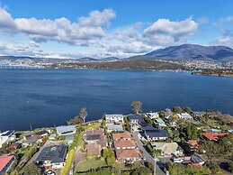 Waterfront Home - Gorgeous Views - 2 Bed