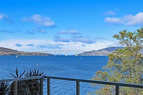 Waterfront Home - Gorgeous Views - 2 Bed