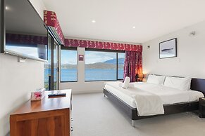 Waterfront Home - Gorgeous Views - 2 Bed