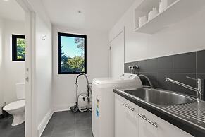 Waterfront Home - Gorgeous Views - 2 Bed