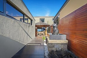 Waterfront Home - Gorgeous Views - 2 Bed