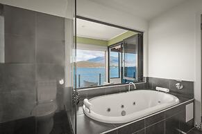 Waterfront Home - Gorgeous Views - 2 Bed