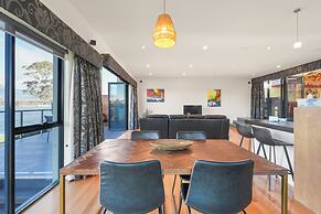 Waterfront Home - Gorgeous Views - 2 Bed