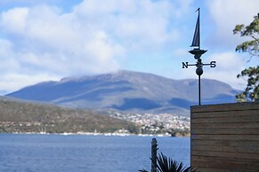 Waterfront Home - Gorgeous Views - 2 Bed