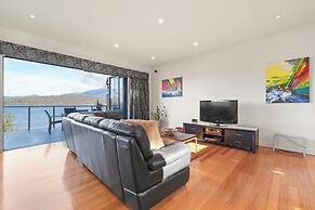 Waterfront Home - Gorgeous Views - 2 Bed