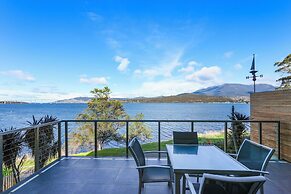 Waterfront Home - Gorgeous Views - 2 Bed